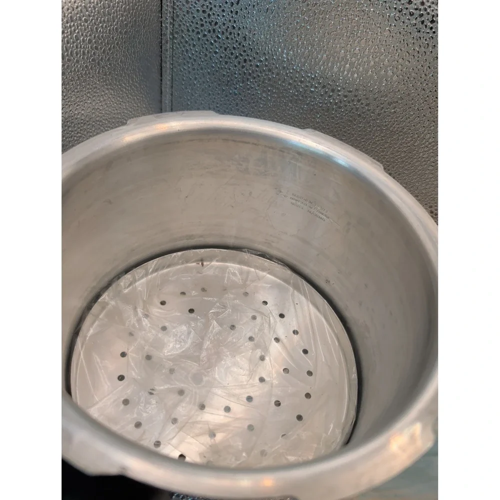 Maitres Pressure Cooker 4.2 Quart Aluminum Brazil Maitre's Never Used/ W  Manual